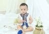 Ảnh chụp bé thôi nôi trong trang phục dân tộc