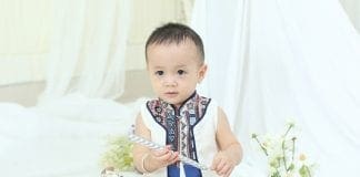 Ảnh chụp bé thôi nôi trong trang phục dân tộc